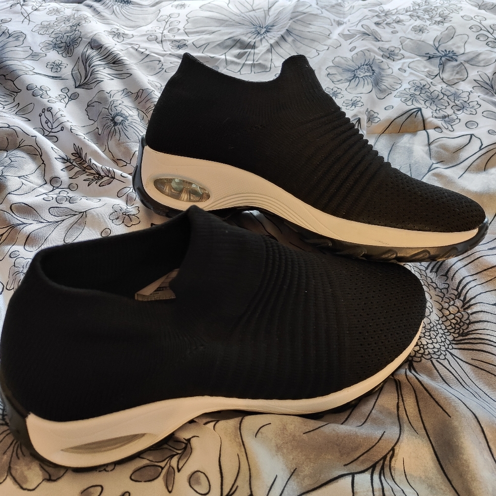 Women's Athletic Slip On Shoes Black and White Size 9